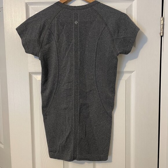 Lululemon medium size - gray top - Picture 4 of 5